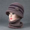 Detalle del conjunto de gorro de punto con flores y calentador de cuello para invierno - Gorro + Calentador de cuello / Taro