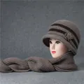 Detalle de conjunto de gorro de punto con flores y bufanda de invierno para mujer - Gorro + Bufanda / Caqui