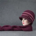 Detalle de conjunto de gorro y bufanda de punto violeta con flor para mujeres mayores - Gorro + Bufanda / Malva