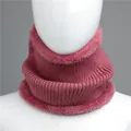 Détail du cache-col en tricot rose rouge avec bordure en fausse fourrure douce - Rose Poudré