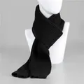 Sciarpa spessa in maglia nera per donne anziane con calda trama a coste su un manichino - 150x30cm / Nero