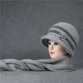 Detalle de gorro de punto gris con adorno floral y bufanda gruesa para invierno - Gorro + Bufanda / Gris