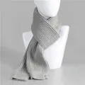 Dettaglio sciarpa grigio chiaro in maglia a coste spesse per donne anziane su un manichino - 150x30cm / Grigio