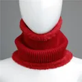 Détail d'un tour de cou en tricot rouge avec bordure en fausse fourrure pelucheuse - Rouge