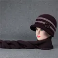 Detalle de conjunto de gorro y bufanda de punto violeta oscuro con flor para mujer - Gorro + Bufanda / Púrpura