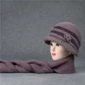 Detalle del conjunto de gorro y bufanda de punto morado con decoración floral para mujeres - Gorro + Bufanda / Taro
