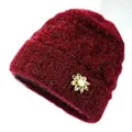Gorro de punto cálido de invierno para mujer mayor en rojo vino con broche de flor dorado - Talla Única (Circunferencia 56-60) / Estilo D Flor De Metal Burdeos Forro Felpa