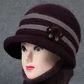 Conjunto de gorro y bufanda de punto para mujer mayor con detalle de flor en granate - Sombrero individual / Púrpura