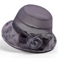 Vue détaillée du chapeau de soleil en organza violet avec fleur en maille décorative - M (56-58cm) / Violet