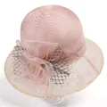 Détail de la fleur en organza rose et de la dentelle délicate sur ce chapeau d'été - M (56-58cm) / Rose