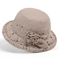 Elegante cappello a secchiello beige per donne anziane con bordo floreale e fiore in tessuto - M / Cachi
