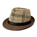 Dettaglio di un cappello fedora in paglia con motivi a quadri neri e nastro decorativo - M (56-58cm) / Caffè