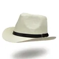 Détail d'un chapeau de paille avec bande en cuir noir et boucle argentée sur fond blanc - M (56-58cm) / Blanc