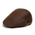Detalle de la gorra plana de malla marrón transpirable con hebilla de metal ajustable - Ajustable / Café