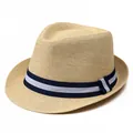 Nahaufnahme eines beigen Strohhuts mit blau-weiß gestreiftem Ripsband für Herren - M / Beige