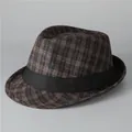 Klassieke bruine geruite wollen fedora hoed voor heren met een zwarte sierband - M (56-58cm) / koffiekleur