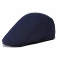 Dettaglio del berretto blu scuro con trama in maglia morbida e cuciture precise - Stile elastico / Blu navy