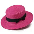 Detalle de sombrero de paja rosa fucsia con cinta de grosgrain negra y un lazo fino - Rosa rojo