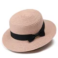 Detalle del tejido de paja y el lazo negro en un sombrero de sol con copa plana - Rosa carne
