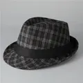 Detail van de grijze geruite fedora hoed van wolmix met een zwarte sierband - M (56-58cm) / Zwart