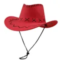 Détail d'un chapeau de cowboy rouge avec texture suédée, coutures noires et cordon de serrage - M / Rouge