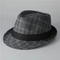 Detail van grijze geruite fedora hoed voor heren met zwart ripslint voor de winter - M (56-58cm) / donkergrijs