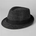 Dettaglio di cappello fedora in lana a quadri grigi con nastro nero e trama materica - M（56-58cm） / Grigio scuro