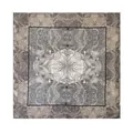 Makroaufnahme eines Seidenschals mit Barockmuster und schwarzen Saumdetails - 90x90 Stil / Grauweiß