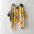 Haut poncho en satin imprimé carpe koi et fleurs jaunes avec manches chauve-souris - Imprimé carpe koi et grandes fleurs beige (Top) / 110*110CM / Beige