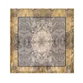 Detail eines luxuriösen Seidenquadrats mit champagnergoldenem Rand und Phönix-Muster - 90x90 Stil / Weiß-Khaki