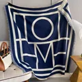 Detail van blauw-beige gebreide sjaal met 'HOME' belettering en decoratieve franje randen - 130*130cm / Blauw (FJ-437)