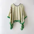 Détail d'un poncho en soie avec motif artistique d'oiseaux et de fleurs délicat - Imprimé fleurs et oiseaux beige (Top)
