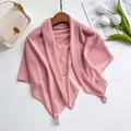 Carré en mousseline rose élégamment présenté sur un cintre en bois avec des tulipes - 90cm / Rose