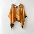 Détail du poncho à fleurs orange vif en tissu de soie synthétique légère - Grand imprimé floral orange (Top) / 110*110CM / Orange