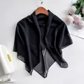 Foulard élégant en mousseline noire sur cintre en bois avec des accessoires esthétiques - 90cm / Noir