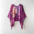 Détail d'un poncho en mousseline à imprimé pivoine violette avec bordure de col noire - Imprimé floral pivoine violette (Top)