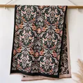 Dettaglio di sciarpa pashmina paisley con maglia double-face e bordi con frange - 180*65cm / Nero