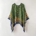 Détail d'un châle poncho vert foncé ample avec imprimé oiseau naturel et bords bleus - Imprimé oiseau et vigne vert (Top)