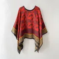 Détail d'un poncho rouge à fleurs avec bordure léopard et coupe drapée fluide - Fleurs vintage rouges bordure léopard (Top)