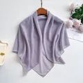 Élégante écharpe carrée en mousseline lavande pour femme sur un cintre en bois - 90cm / Gris