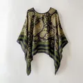Vue détaillée du châle en mousseline avec motif Paisley et texture semi-transparente - Paisley noir avec bordure à larges rayures (Top)