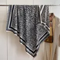 Klassieke vierkante sjaal met zwart-witte luipaardprint en franjes aan de rand - Grote Vierkante Stijl / Zwart (FJ-400)