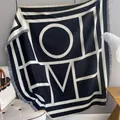 Moderne zwart-witte gebreide sjaal met HOME-belettering en fijne franjeranden - 130*130cm / Zwart (FJ-434)