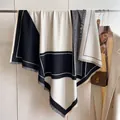 Sciarpa invernale oversize con blocchi di colore geometrici e nappe nero bianco grigio - Nero