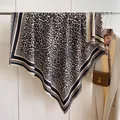 Dikke kasjmier sjaal met luipaardprint, zwarte randen en fijne franje-details - Grote Vierkante Stijl / Zwart Kameel (FJ-401)