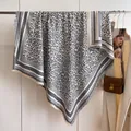 Dikke kasjmieren sjaal met grijze luipaardprint, kwastjes en moderne kleurblokrand - Grote Vierkante Stijl / Grijs (FJ-402)