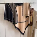 Dettaglio di sciarpa color block con bordi a frange fini e motivo geometrico - Nero Cammello