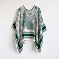 Poncho élégant en soie artificielle ivoire avec motifs Toile de Jouy classiques vert foncé - Floral Toile de Jouy vert et blanc (Top)