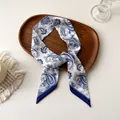 Détail d'un foulard en soie à motif paisley bleu et blanc sur un plateau en bois - Paisley Blanc Bleu (R-18)