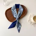 Détail d'un foulard en soie à motif paisley bleu sur un plateau en bois au style élégant - Paisley Bleu Marine Clair (P-16)